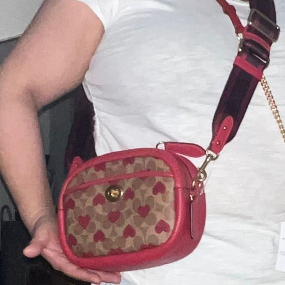 Coach camera bag hearts print from Valentine’s 2022 edition - Picture 12 of 16